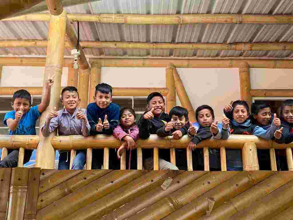Kinder in moderner Schule aus Bambus Kinder in moderner Schule aus Bambus