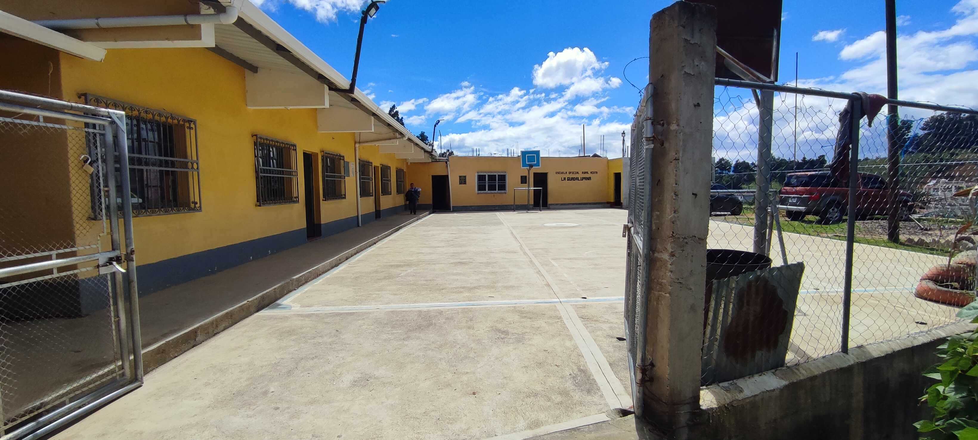 Schulhof der Vor- und Grundschule Chaquijyá la Guadalupana Schulhof der Vor- und Grundschule Chaquijyá la Guadalupana