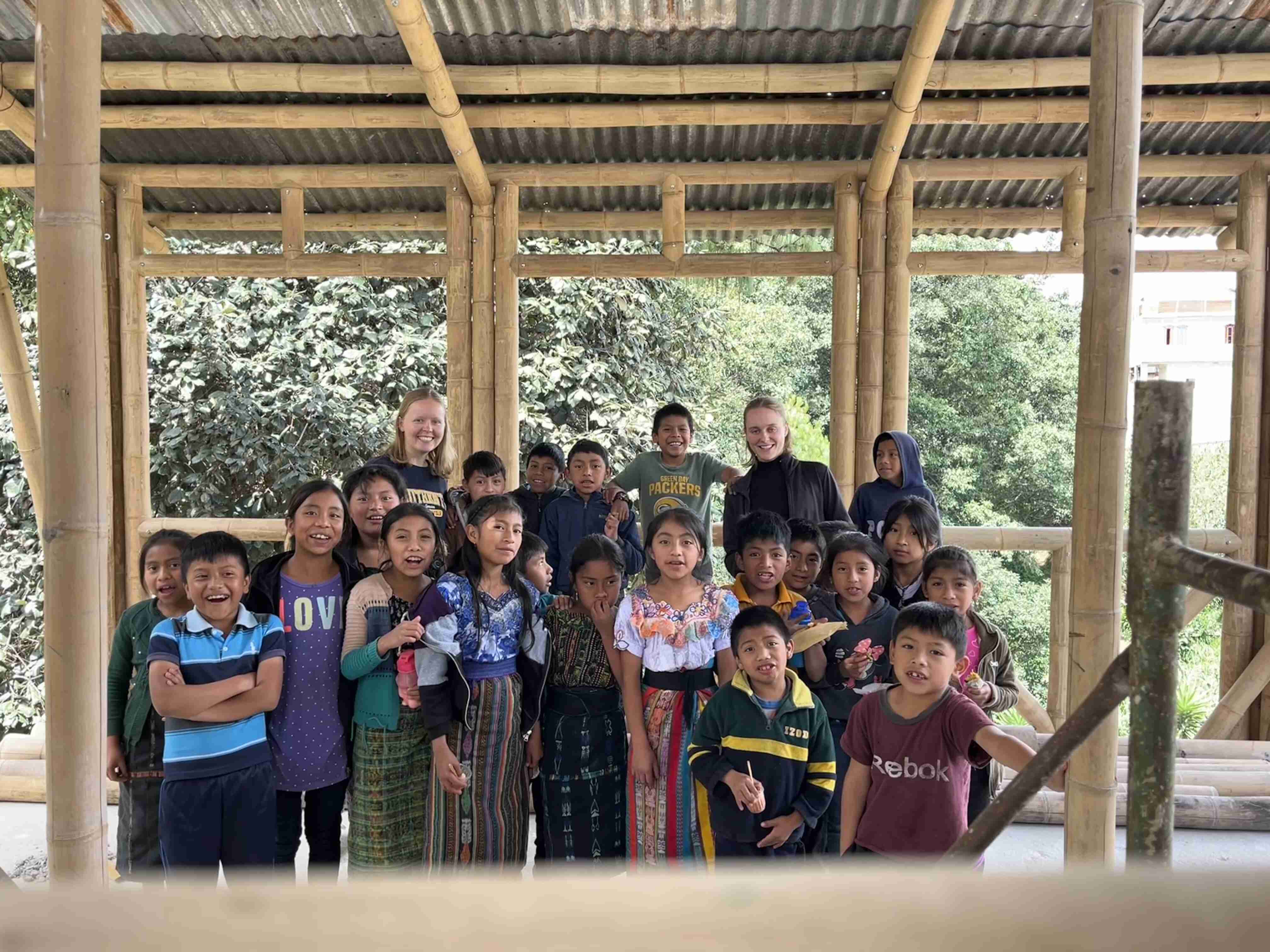 Elisabeth Evers (2v.l.) arbeitete im vergangenen Jahr drei Monate mit anderen Freiwilligen und heimischen Bauarbeitern
auf einer Schulbaustelle in Guatemala.